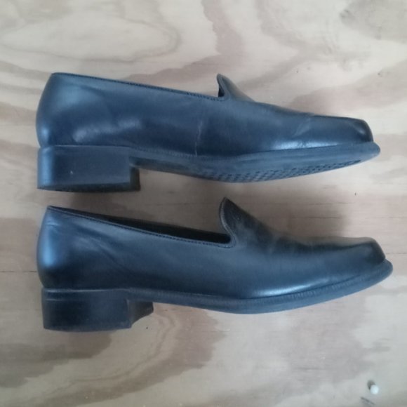 Women's Black Loafers - Picture 2 of 4